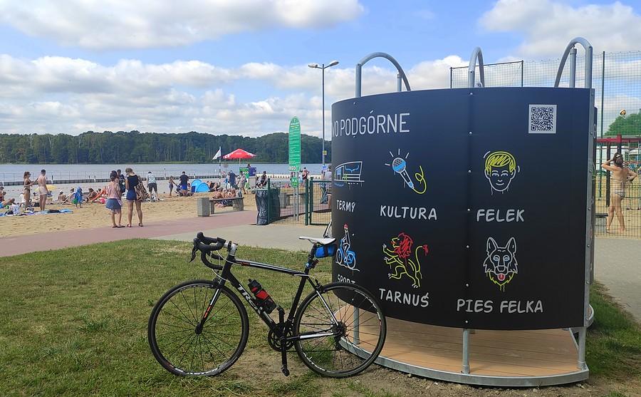 Poranny tłok na plaży w Lusowie