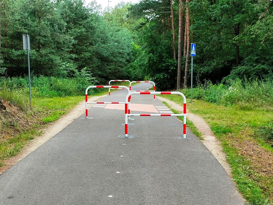Barierki w niepotrzebnym miejscu - przejazd przez pole