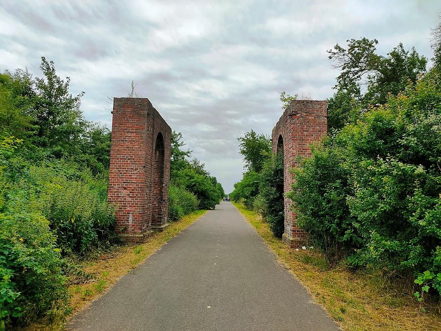 Pozostałości po wiadukcie nad trasą kolejową