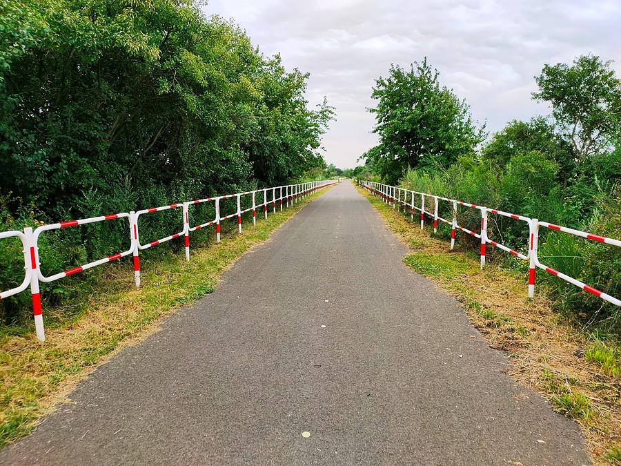 Wołów - Lubiąż - barierki są, ale nieliczne