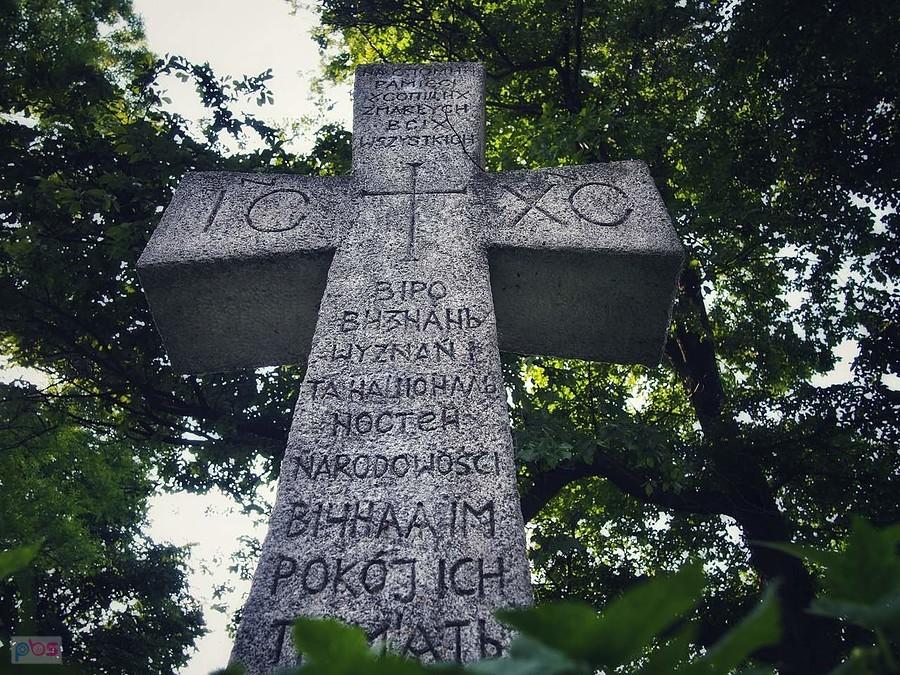 Krzyż pamięci przy cerkwi w Korczminie