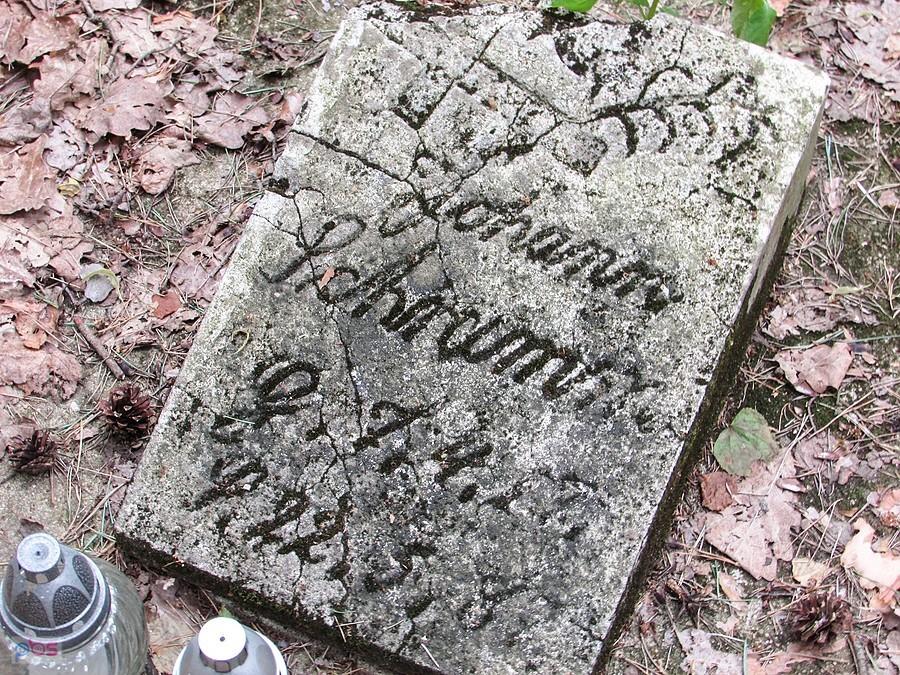 Prosta cementowa płyta na grobie Johanna Schramma