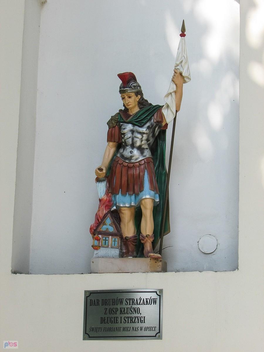 Święty Florian na bramie kościelnej w Strzygach
