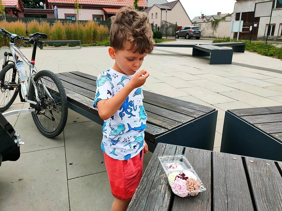 W Pełczycach nie znaleźliśmy żadnej lodziarni, więc zorganizowaliśmy sobie lody sami na Starym Rynku.