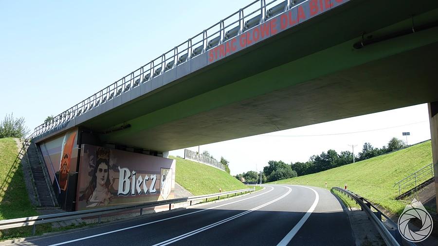 grafiki katowskie pod mostem obwodnicy Biecza