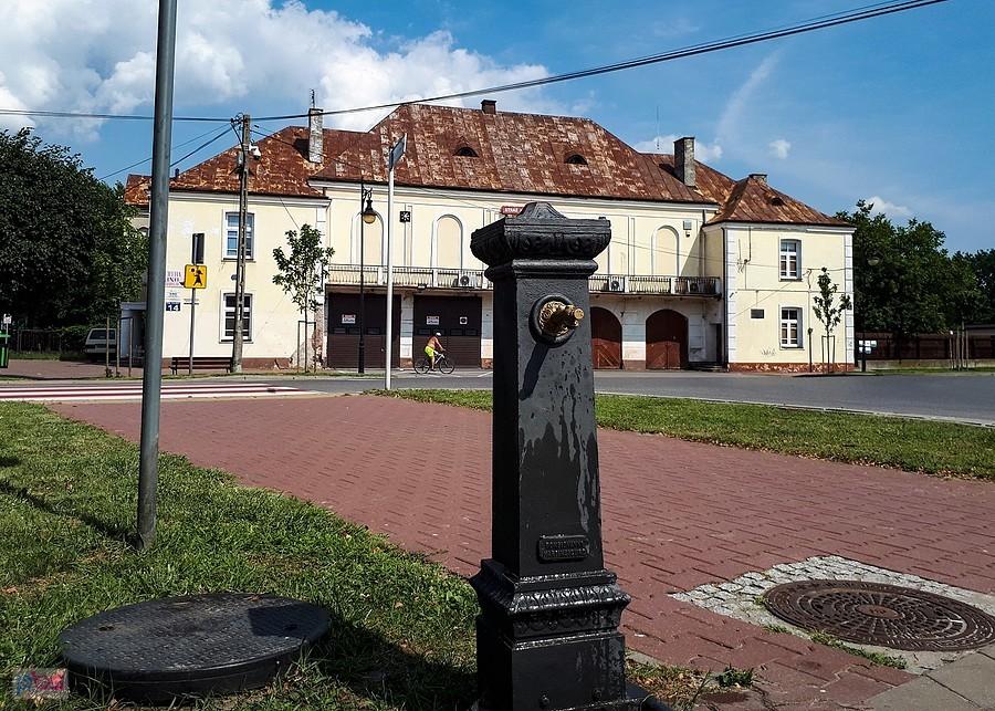 Łyk zimnej wody przy Straży Pożarnej