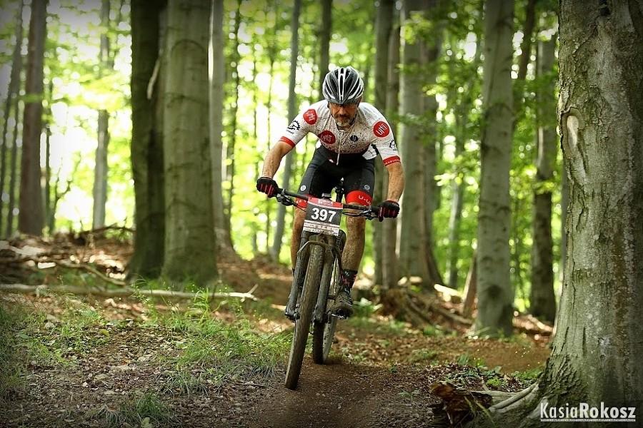 Zabawa MTB na długim singlu zjazdowym