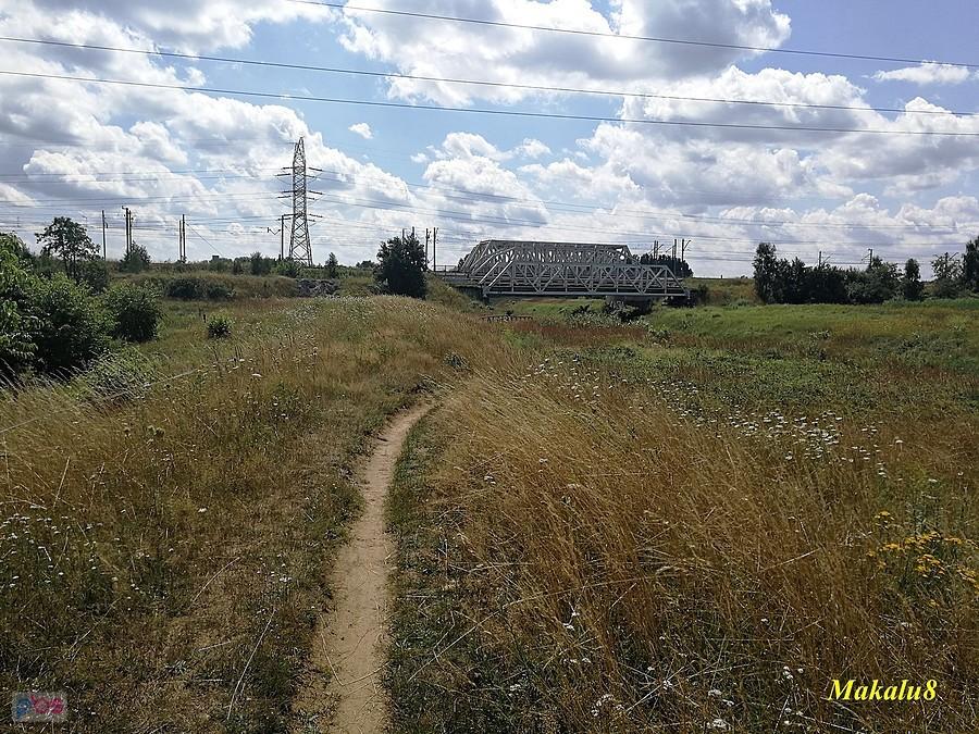 Ścieżka przez środek Stajnii Bajka