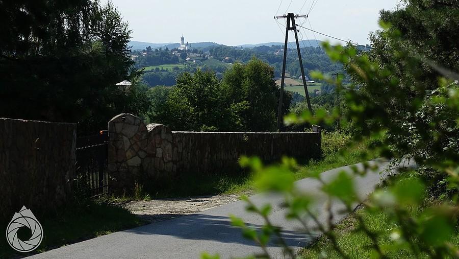 widoczny z daleka kościół w Leńczach