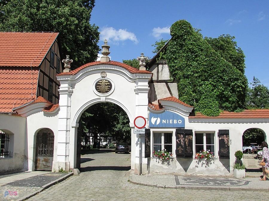 Świdnica - brama wjazdowa na teren kompleksu Kościoła Pokoju