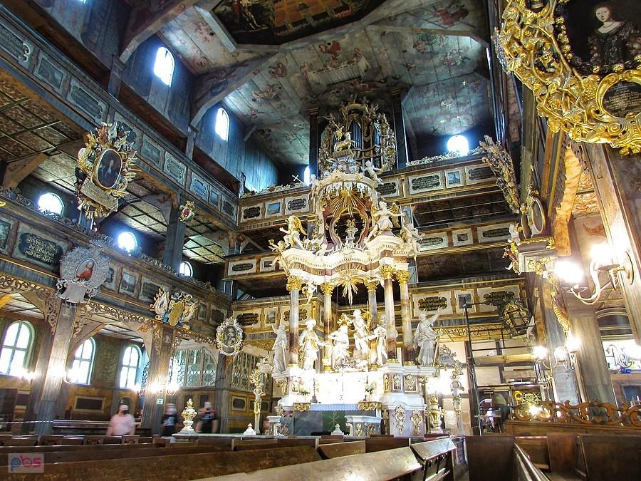 We wnętrzu świątyni dominuje drewniany XVIII wieczny ołtarz
