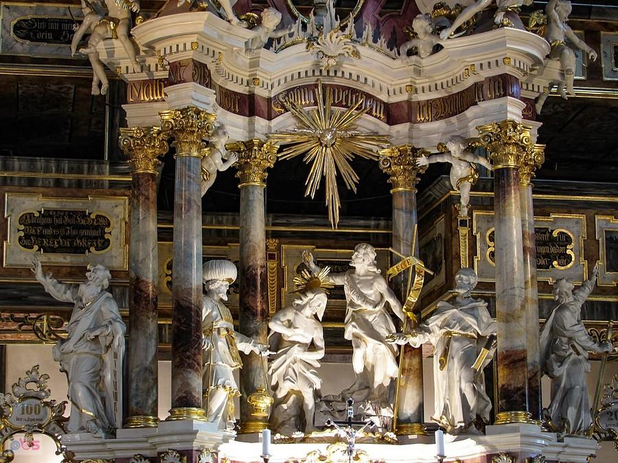 Kościół Pokoju w Świdnicy - rzeźby na ołtarzu