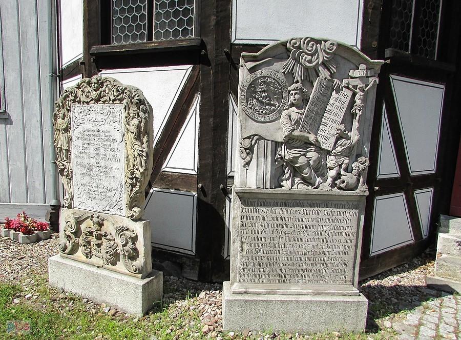 Kościół otaczają tablice epitafijne
