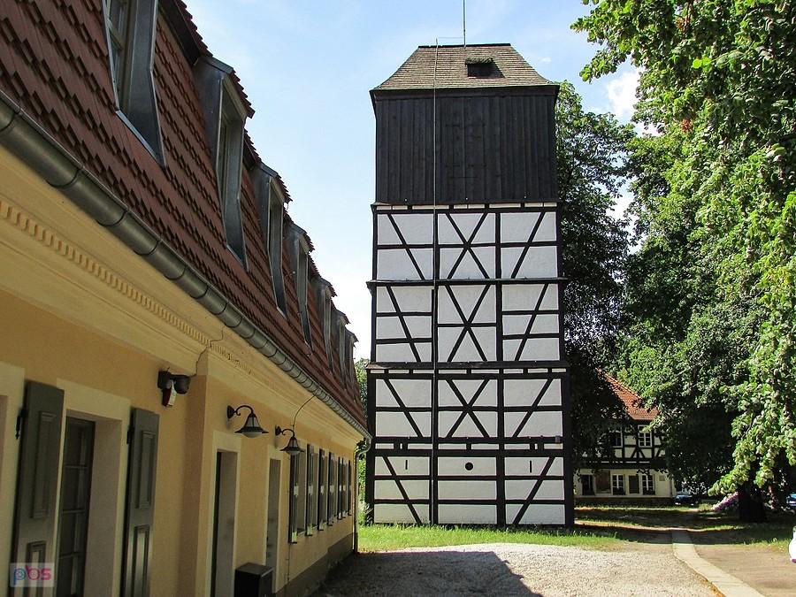 Plac Pokoju w Świdnicy - po lewej dom dzwonnika, przy nim wieża dzwonnicy, a w głębi budynek d. liceum ewangelickiego, które obecnie pełni funkcje hotelową
