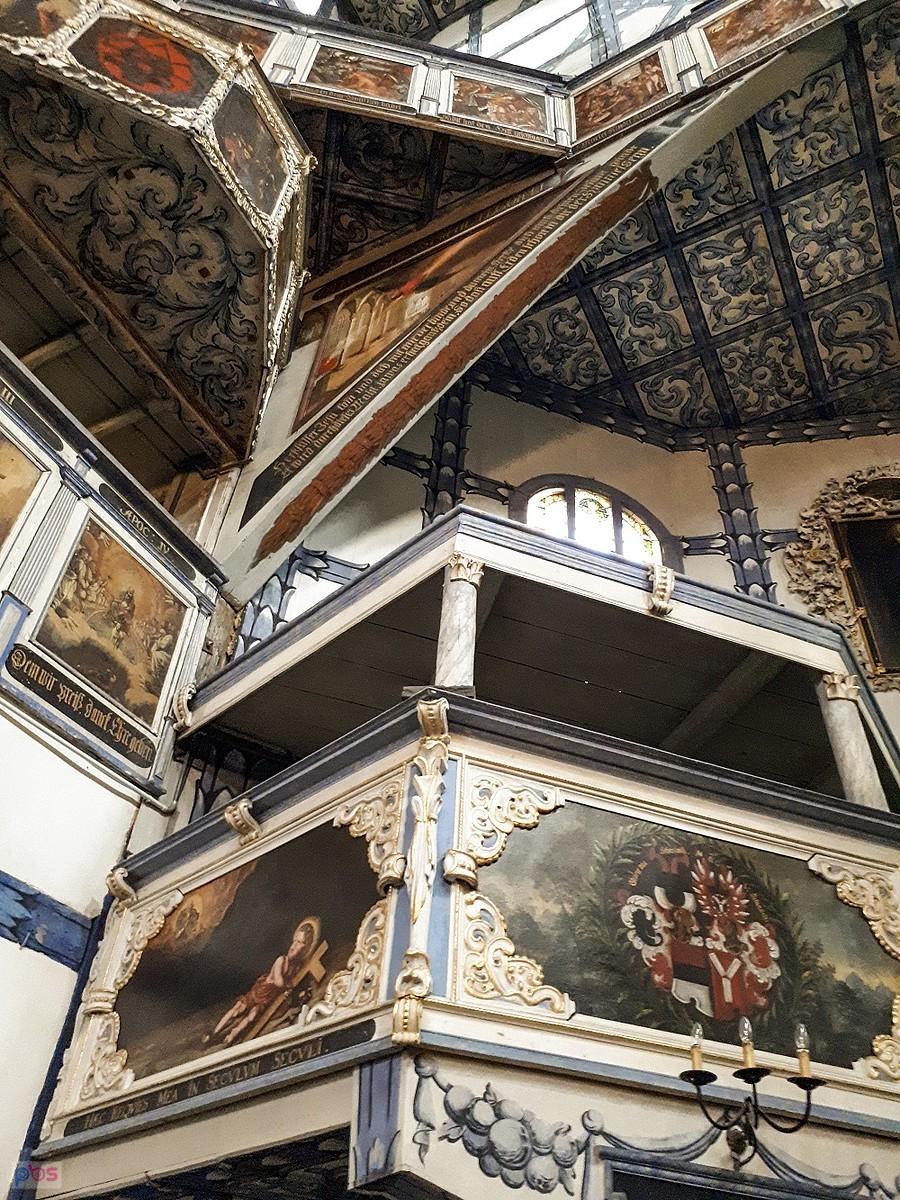 Jawor - narożnik świątyni, tu widać kunszt architekta