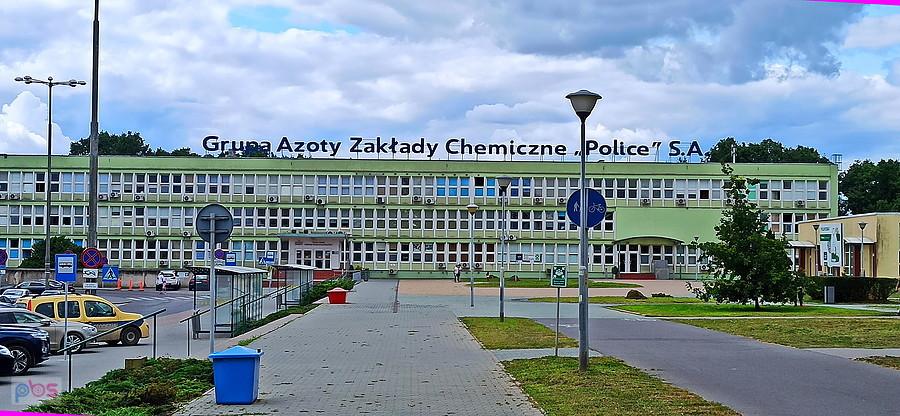Biurowiec Kombinatu Azoty w pełnej krasie.