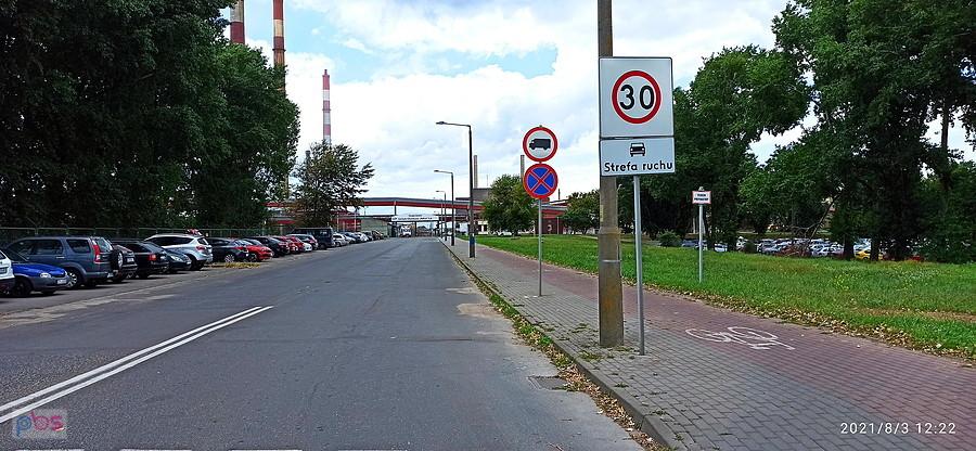 Ścieżką rowerową wzdłuż Kombinatu Azoty Police.