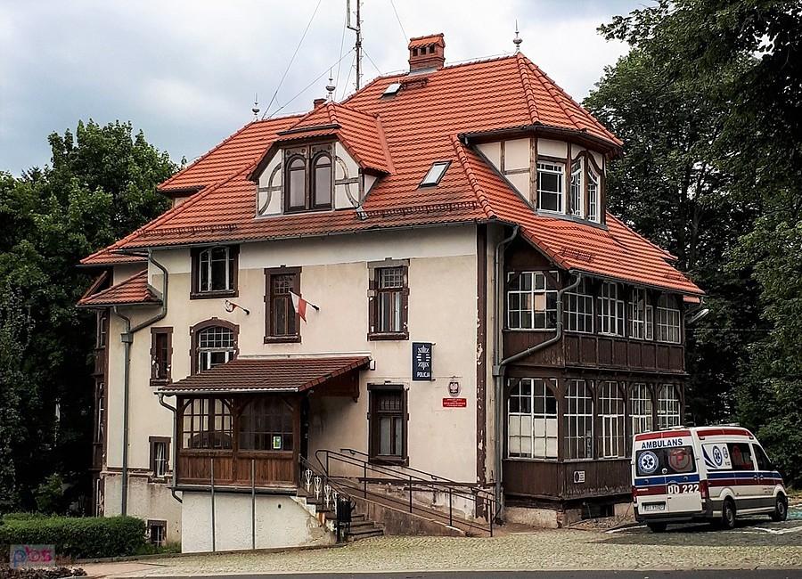Policja w Świeradowie-Zdroju ma za siedzibę willę z pocz. XX wieku