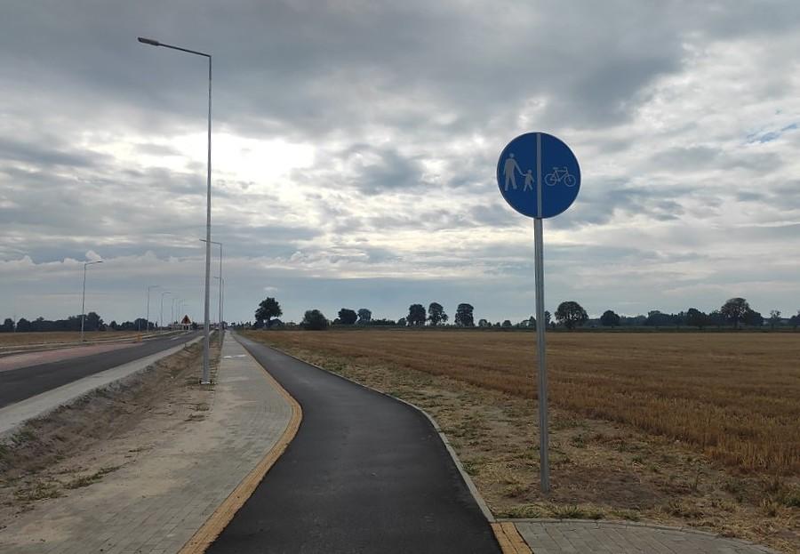Asfaltowy kawałek dziwnej śmieszki