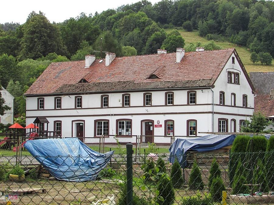 Okazały budynek szkoły w Pilchowicach