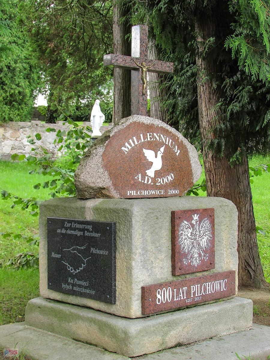 Pilchowice - Dawny Kriegerdenkmal 1914-18 przy kościele, obecnie Głaz Millenijny - 800 lecia Pilchowic