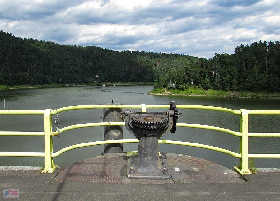 Urządzenie śluzowe na koronie zapory