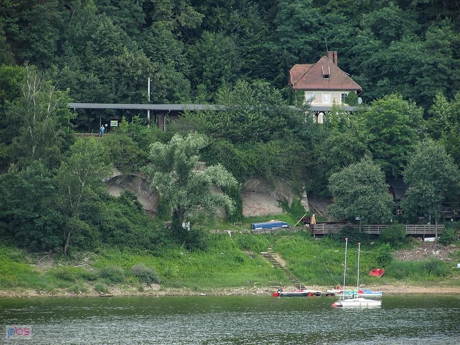 Z korony zapory widać betonowe podpory zabezpieczające przystanek kolejowy