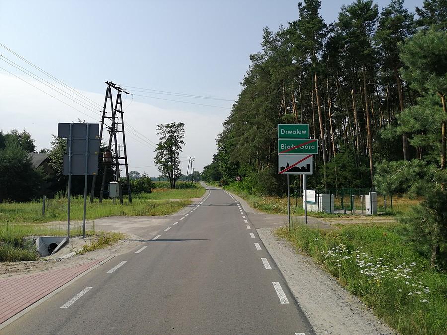 Gdyby nie mijające nas z rzadka samochody, możnaby pomyśleć że to idealna ścieżka rowerowa.