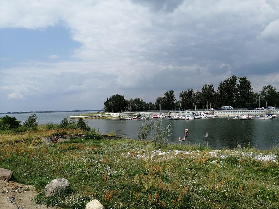 Przystań przy jeziorze.