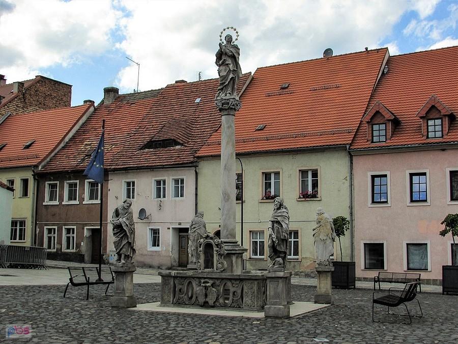 Lubomierz - figura morowa na rynku
