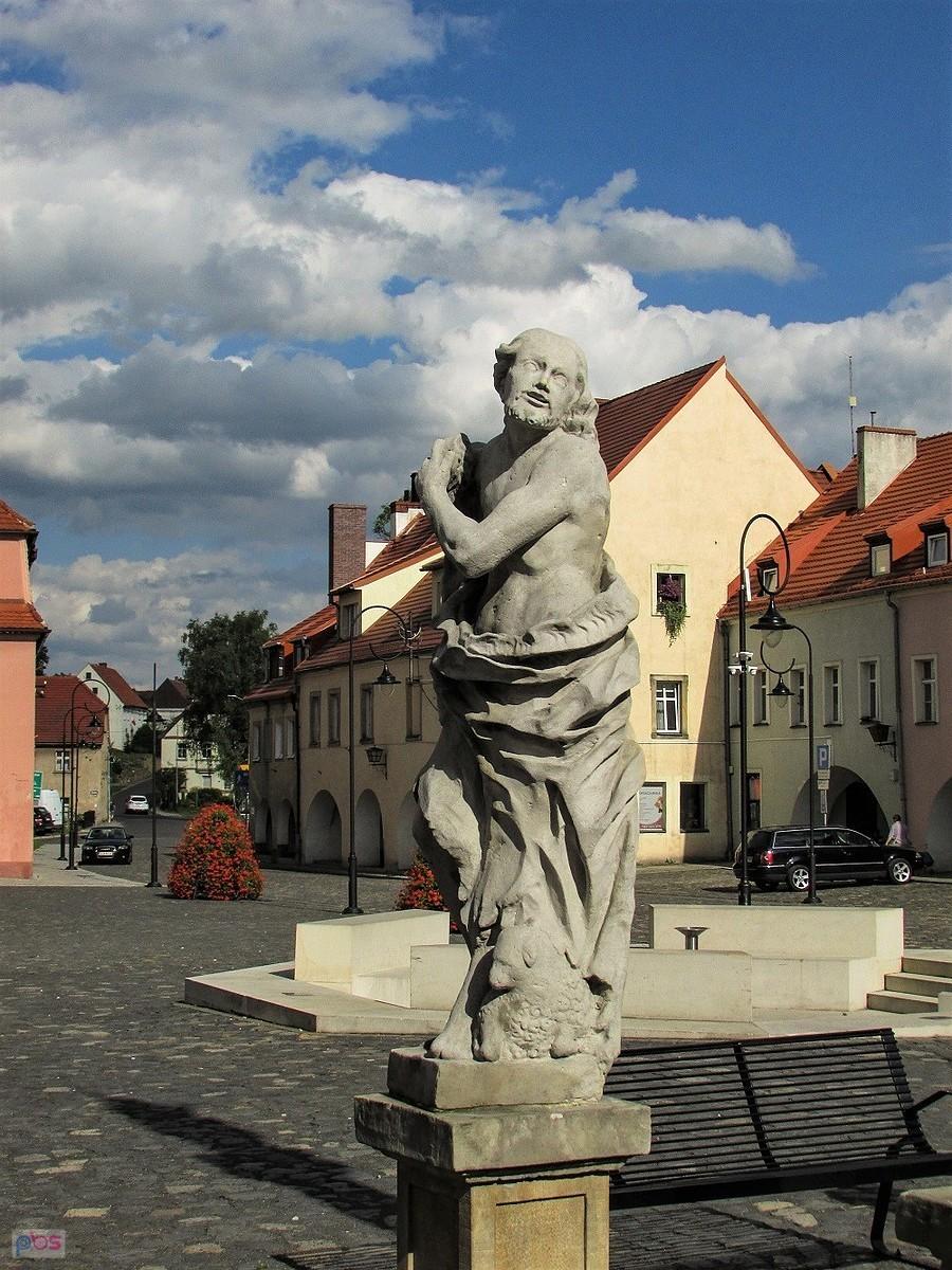 Lubomierz, jedna z czterech rzeźb przy figurze morowej