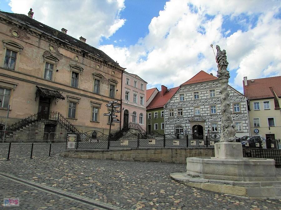 Fontanna z figurą św. Maternusa przy zaułku filmowym