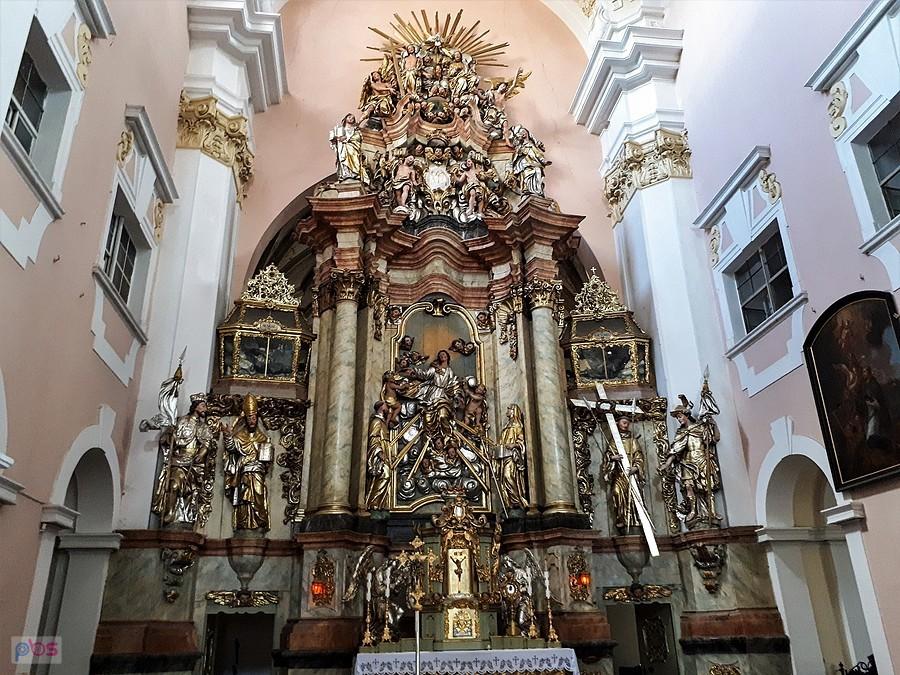 Lubomierz - ołtarz główny zdobi 9 rzeźb figuralnych i dwie szklane trumny z relikwiami świętych