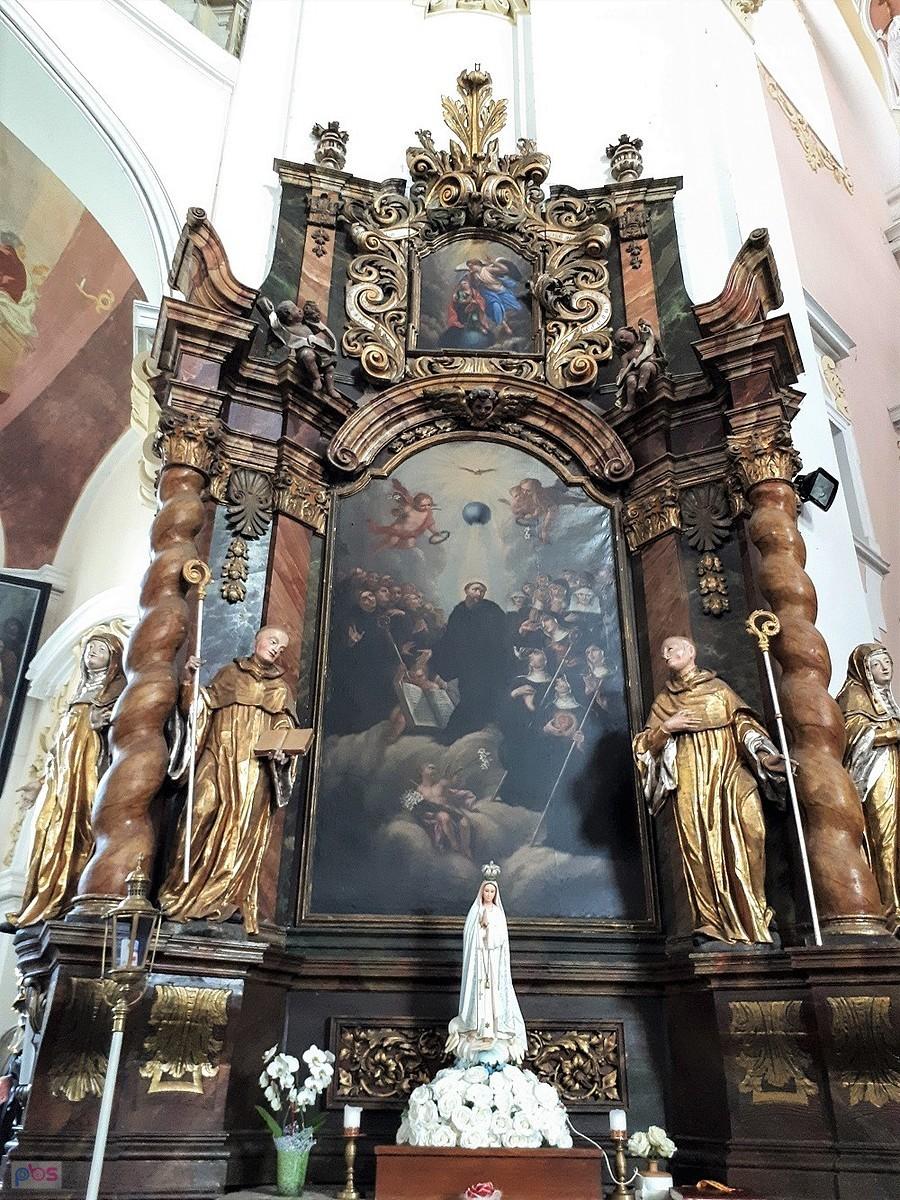 Boczny ołtarz z lewej strony prezbiterium poświęcony jest św. Benedyktowi