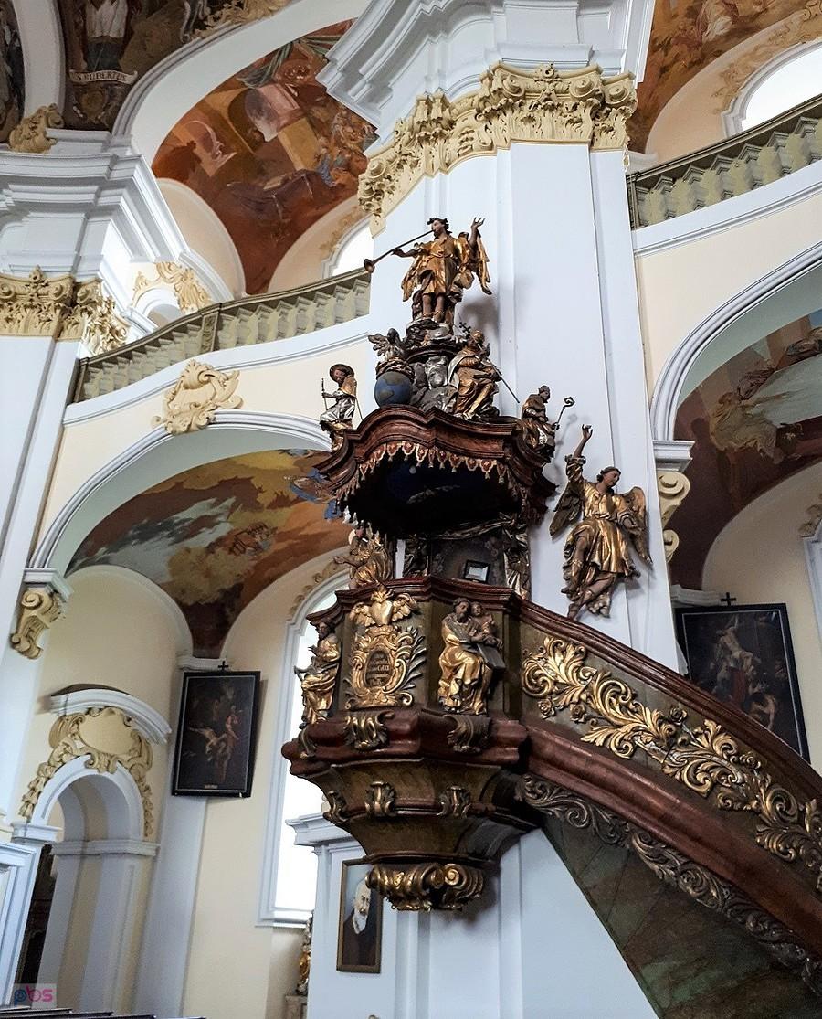 Lubomierz - piękna ambona w kościele św. Maternusa, nisetety autor nie jest znany