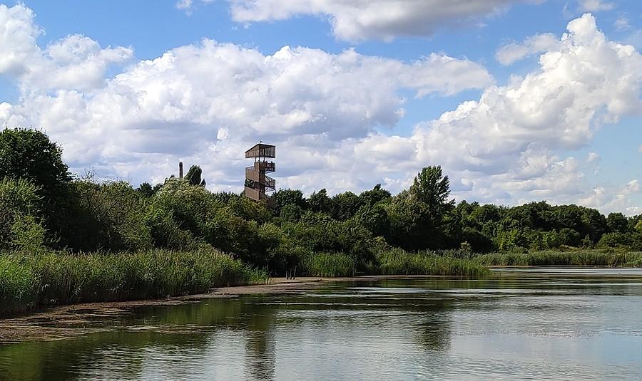 Daleki widok na wieżę na Szachtach, Poznań