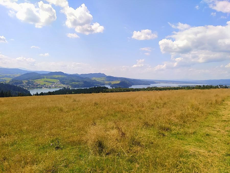 Jezioro Czorsztyńskie z niebieskiego szlaku pieszego w Czorsztynie.