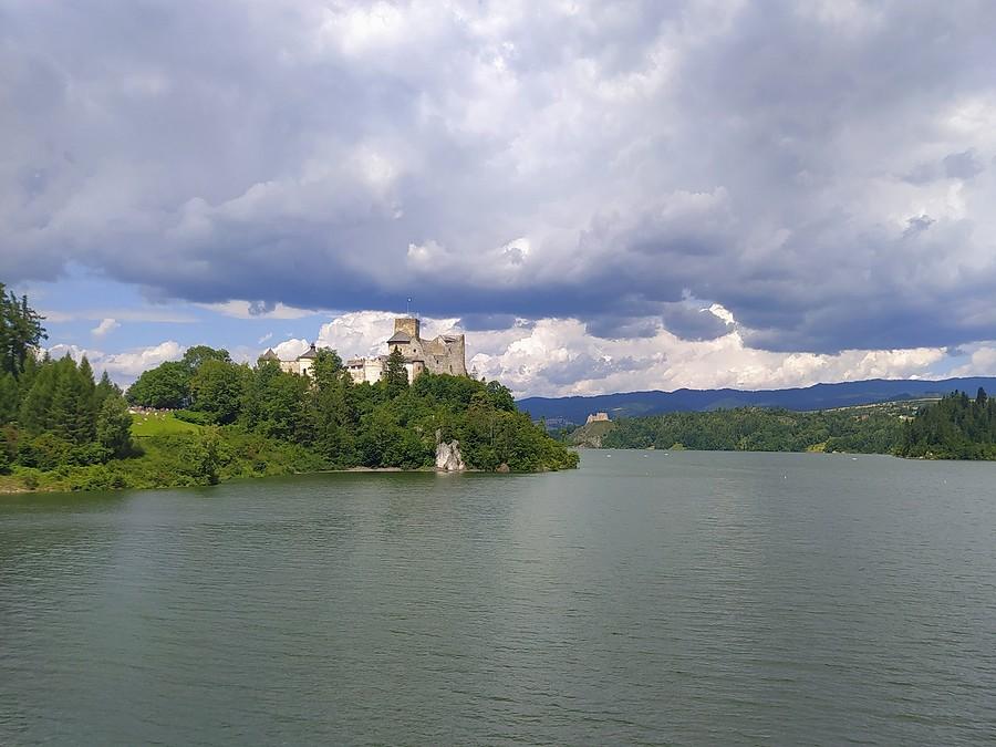 Jezioro Czosztyńskie z zamkami w Niedzicy i Czorsztynie.
