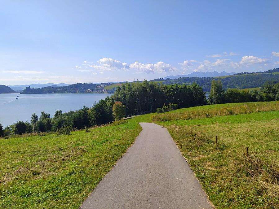 Jezioro Czosztyńskie i Tatry.
