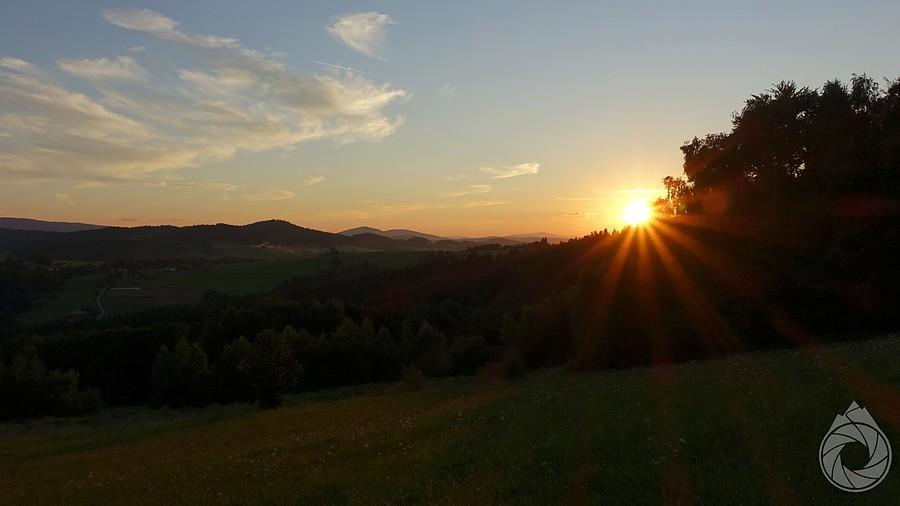 zachodzące słońce nad Pasmem Czerszli