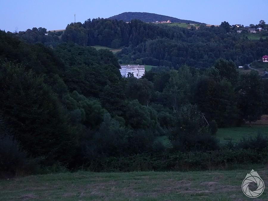 kasztel szymbarski wieczorem
