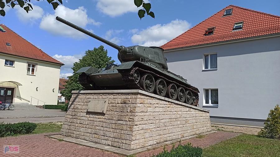 Borne Sulinowo. Czołg T-34 na poradzieckim cokole przy ul. Niepodległości