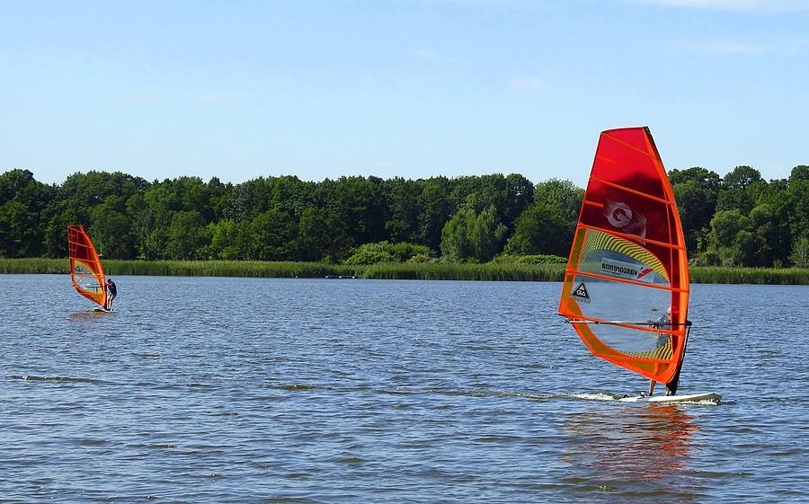 Surferzy na Jeziorze Niepruszewskim