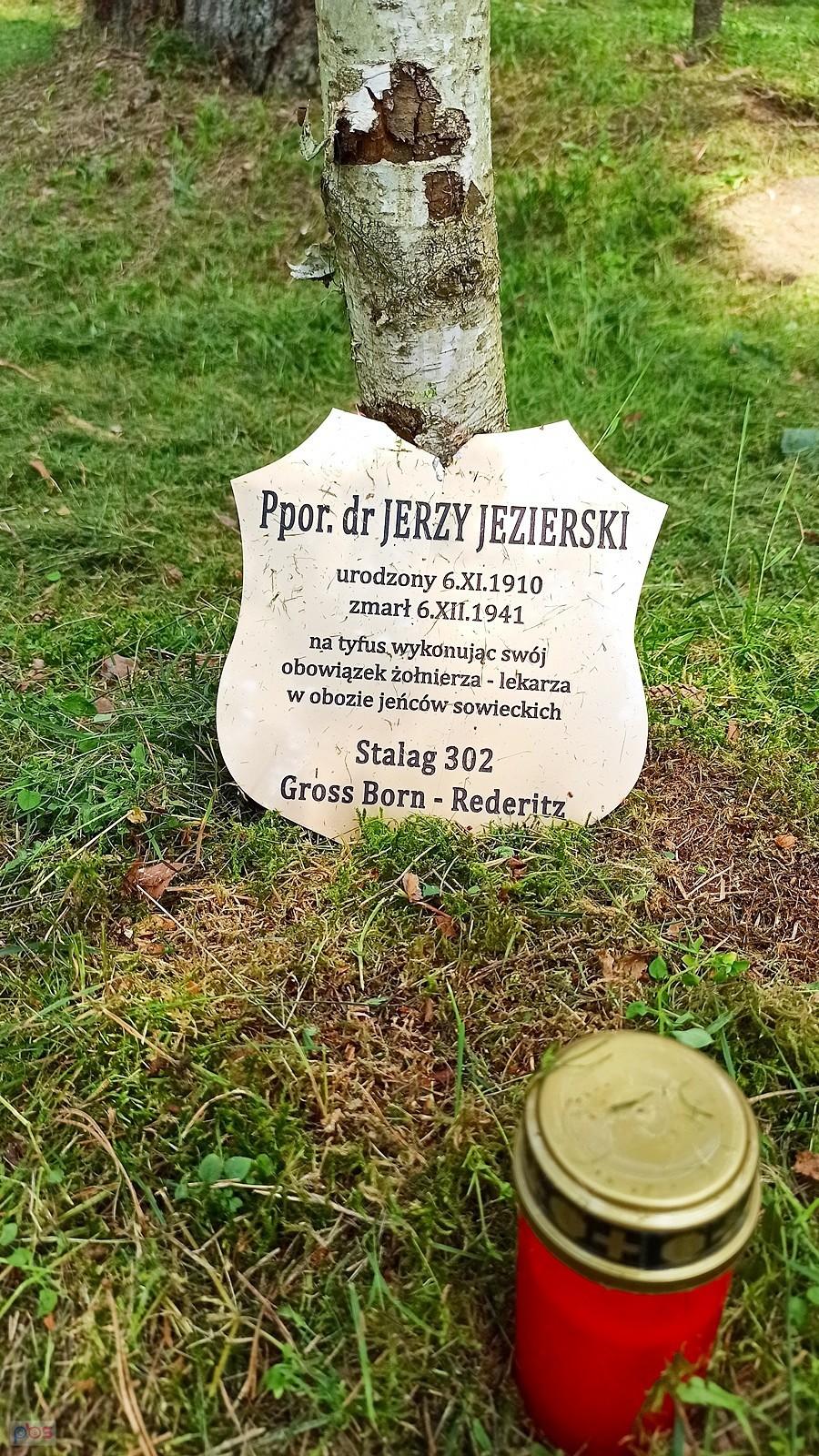 Jeden z grobów na cmentarzu jenieckim w pobliżu Kłomina.