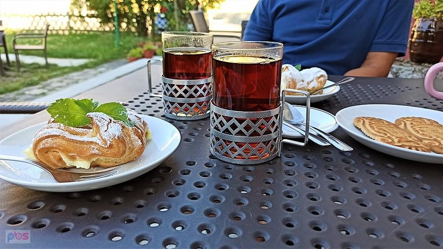 Czaj z samowara w ogródku restauracji "Sasza" w Bornem Sulinowie