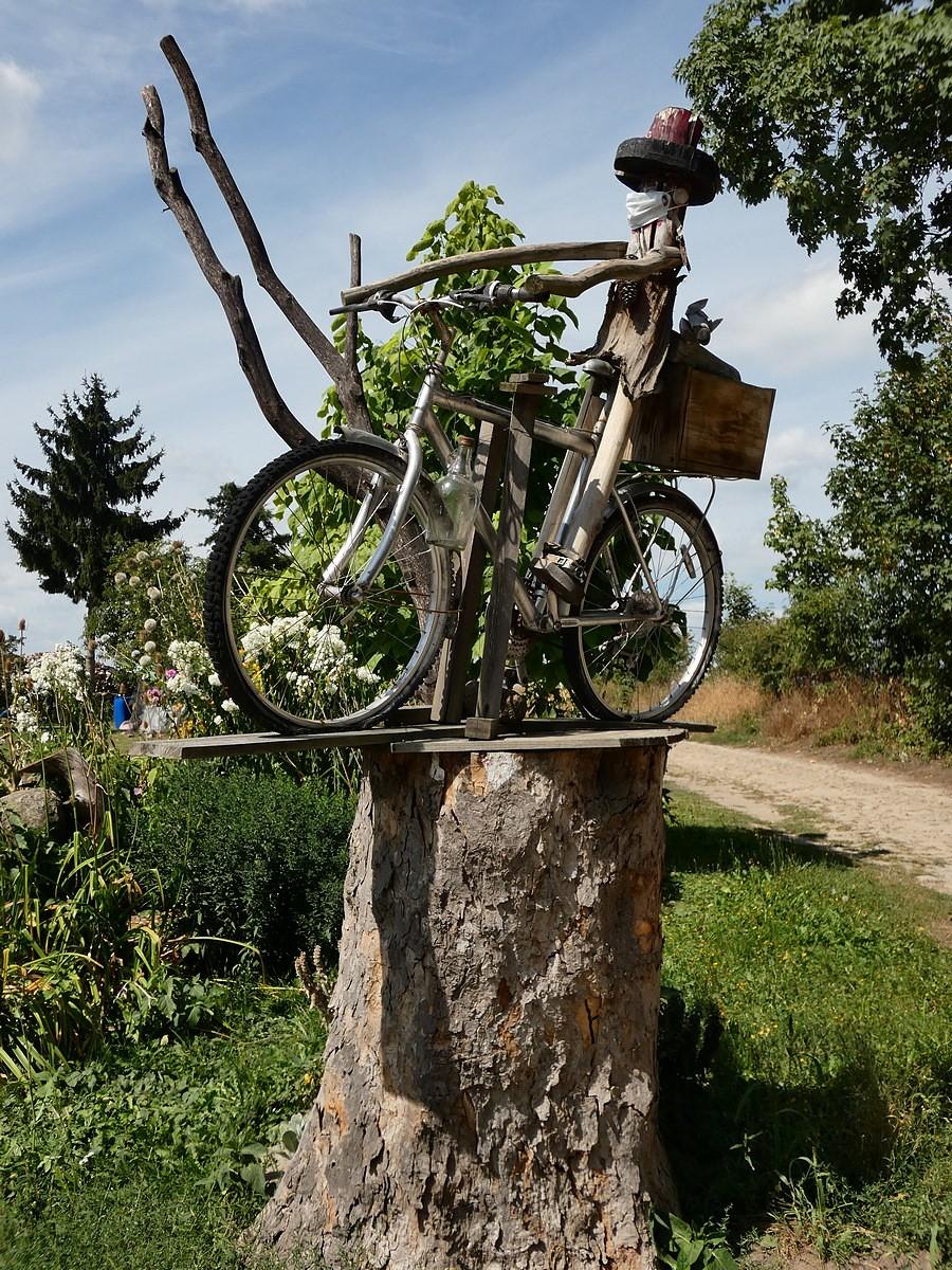 Sympatyczny rowerzysta na wjeździe do Jemiołowa