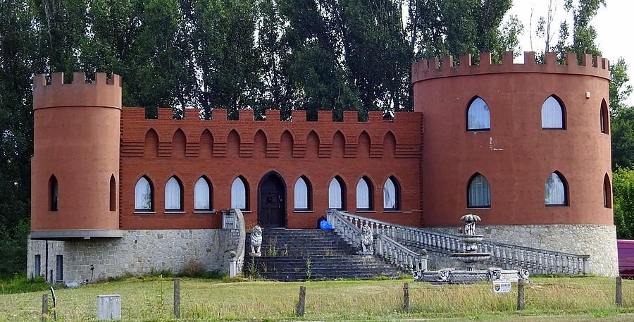 Zamek Gargamela zamieszkany przez Romów na granicy Poznania i Lubonia