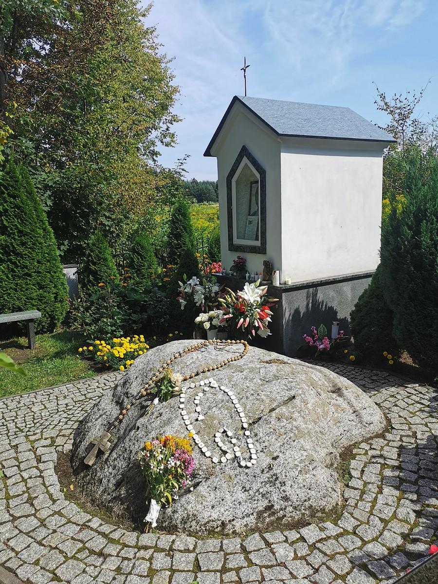 Głaz narzutowy - Stópka Matki Boskiej, Pieczyska