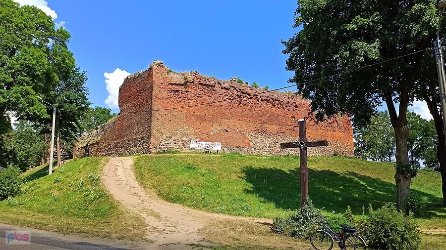 Zamek Drahim położony na przesmyku między jeziorem Drawsko i Żerdno