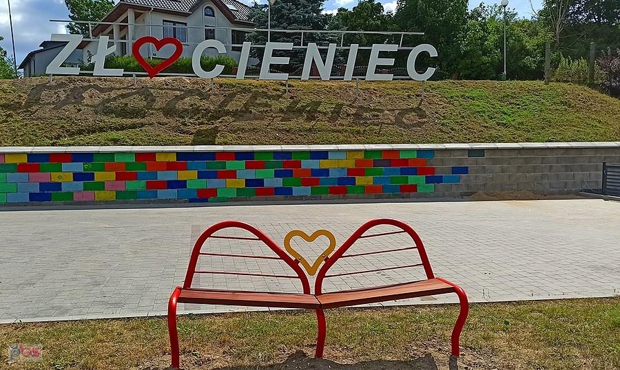 Złocieniec zaprasza. Ławeczka przy promenadzie nad Drawą